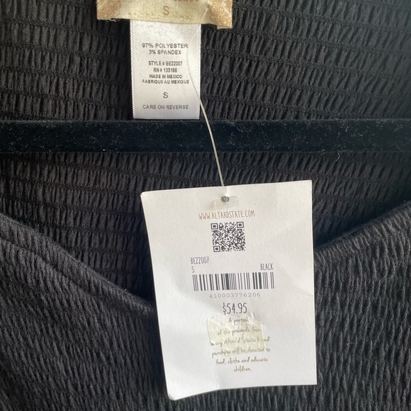 NWT Altar’d State Cropped top with puffy sleeves - Picture 3 of 3